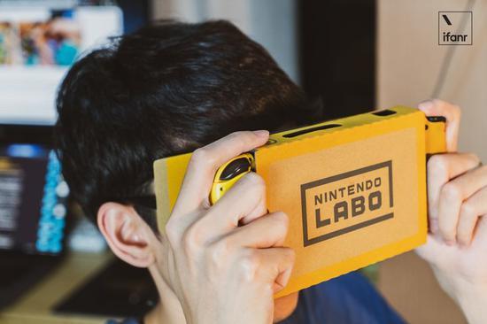 ▲ Labo VR 眼镜盒的正确游玩姿势。