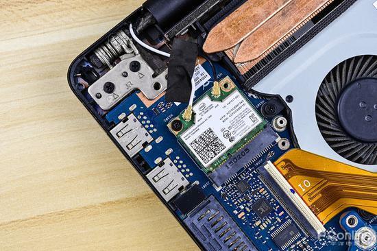 mini PCI-e接口(一般用于连接无线网卡)