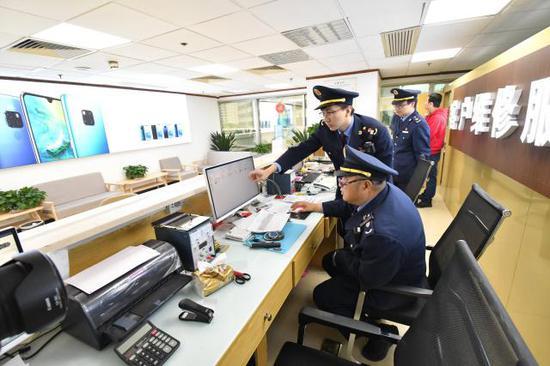 东城市场监管局执法人员到店突击检查。图/东城区市场监督管理局
