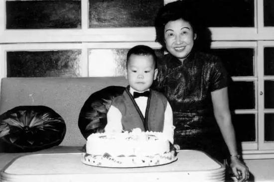 儿时李开复与母亲合影