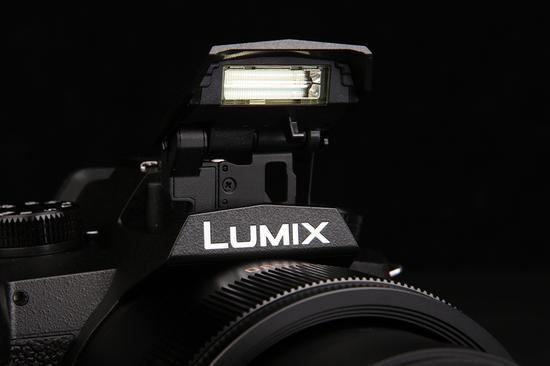 松下FZ1000 II内置闪光灯