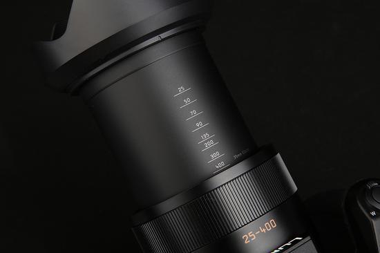 松下FZ1000 II镜身带焦段刻度