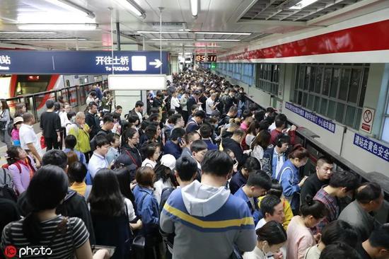 下班晚高峰,北京地铁八通线四惠站