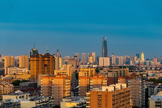 晨光中的天际线松下S1R + 24-105 f4。105mm,iso400,f5.6,1/160s。