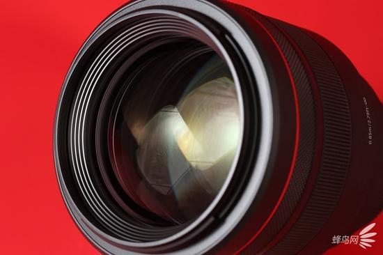 佳能RF 85mm F1.2L USM采用了82mm的口径,前镜组镀膜