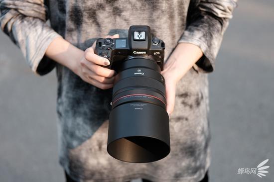 佳能RF85mm F1.2L USM手持状态