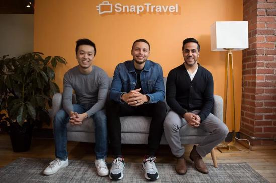 △库里与SnapTravel创始人在一起,图片来源:SnapTravel创始人侯赛因·法扎尔博客