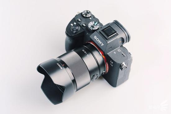 索尼FE 35mm F1.8镜头(安装遮光罩后)与索尼α7 III相机