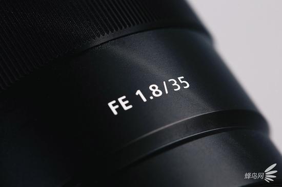 索尼FE 35mm F1.8镜头铭牌