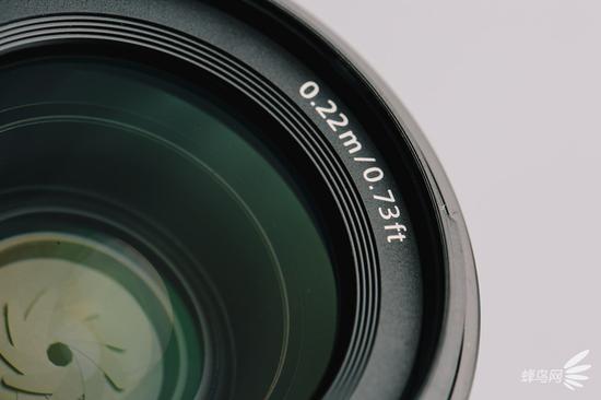 索尼FE 35mm F1.8镜头最近对焦距离仅为0.22m,具有一定微距能力