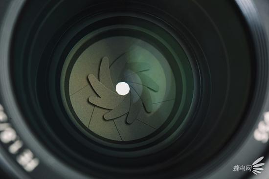 索尼FE 35mm F1.8镜头具备9片光圈叶片