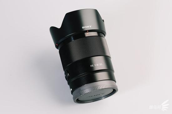 索尼FE 35mm F1.8镜头外观