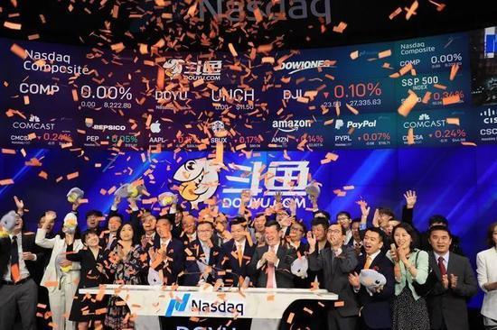 斗鱼纳斯达克敲钟,斗鱼 CEO 陈少杰与 PDD、旭旭宝宝等斗鱼主播一同在现场 | 来源:斗鱼官方