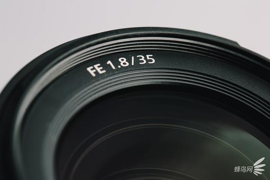 索尼FE 35mm F1.8镜头铭牌