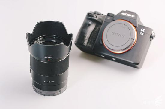 索尼FE 35mm F1.8镜头与索尼α7 III相机