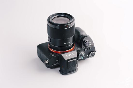 索尼FE 35mm F1.8镜头与索尼α7 III相机