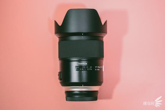 腾龙SP 35mm F1.4 Di USD镜头安装遮光罩后
