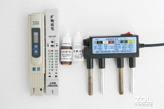 从左至右:TDS笔、矿物质笔、PH试剂、余氯试剂、水质电解测试仪