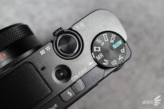 索尼黑卡RX100 VII机身右肩按键布局