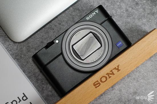 索尼黑卡RX100 VII正面