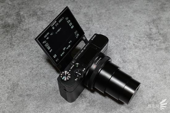 索尼黑卡RX100 VII采用了翻转触摸屏设计