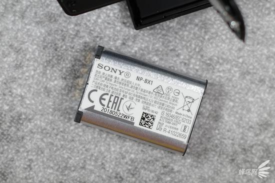索尼黑卡RX100 VII采用了一块型号为NP-BX1的锂电池