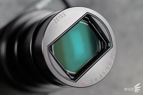 索尼黑卡RX100 VII在等效200mm端镜头形态以及镀膜