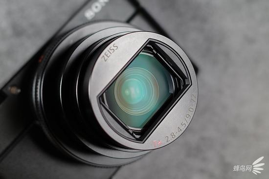 索尼黑卡RX100 VII在等效24mm端镜头形态以及镀膜