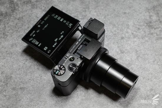索尼黑卡RX100 VII采用了翻转触摸屏设计