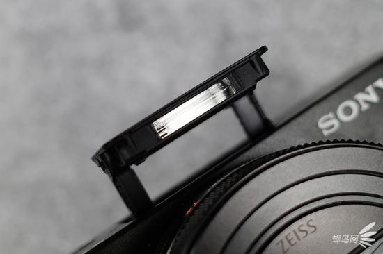 索尼黑卡RX100 VII内置闪光灯设计