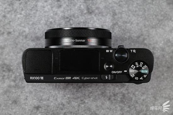 索尼黑卡RX100 VII顶部