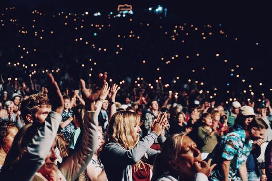 用手机分享演唱会瞬间/unsplash