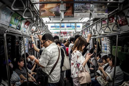 日本涩谷手机用户玩手机/unsplash