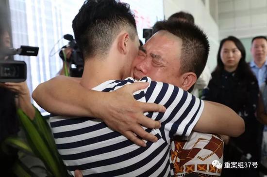 ▲6月19日,借助跨年龄人脸识别,深圳失联19年男孩被找回,和父母相认。受访者供图