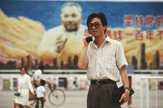 1993年,深圳街头正在打大哥大的行人