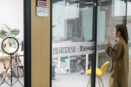 图:手语主播紫薇在“听人”主播的直播间外观察学习。摄影| 郑海鹏