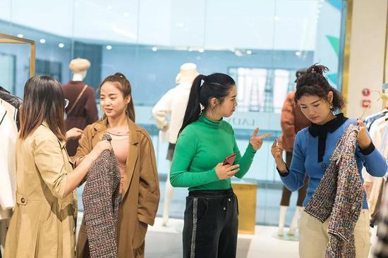 图:闲暇时,女孩们常在一起逛街。图| 贺斌