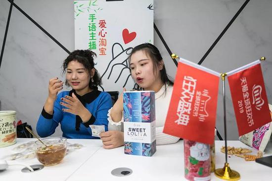 图:赛赛在直播中试吃零食。摄影| 贺斌
