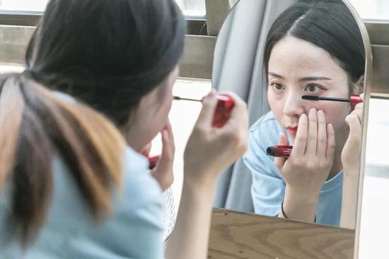 图:手语主播紫薇的一天从化妆开始。摄影| 贺斌