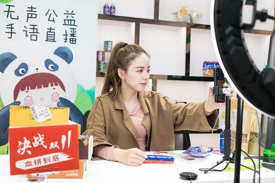 图:双11期间,紫薇增加了每天的直播时间。摄影| 郑海鹏