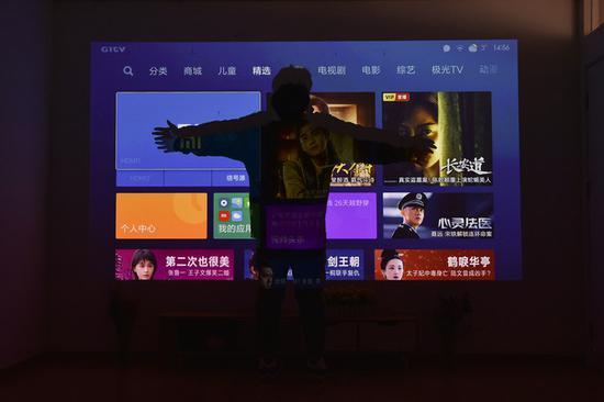 在140英寸的超大画面前,身高一米八五的大汉也“黯然失色”