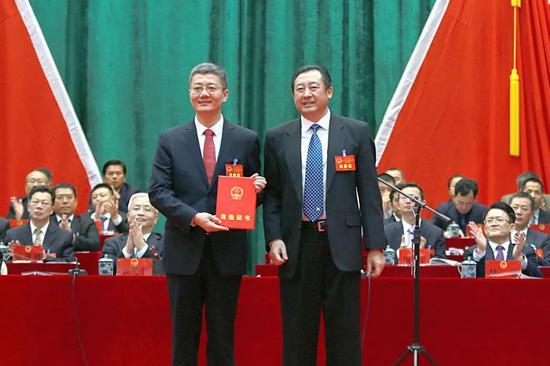 ▲市人大常委会主任王克强为新当选市长邹广颁发证书。