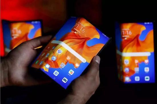 图:华为折叠屏手机Mate Xs