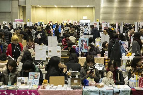 当地时间2015年12月29日,第89届Comic Market上,各式各样的同人作品摊位。图片来源:视觉中国