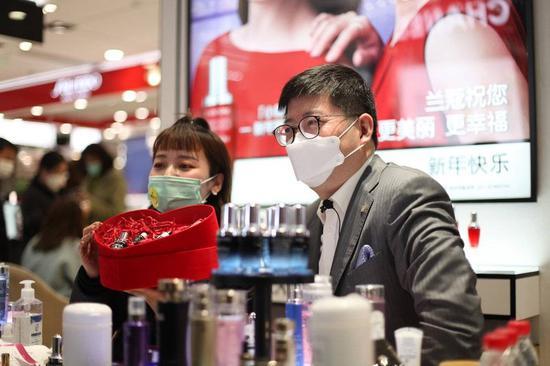 导购橙子和银泰商业CEO陈晓东一起进行“3·8女王节”的直播