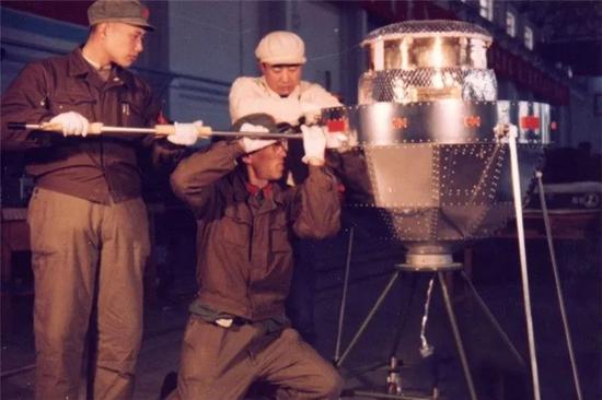 “东方红一号”卫星安装天线