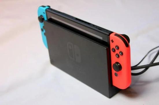 图27:任天堂 Switch 游戏机,2017。