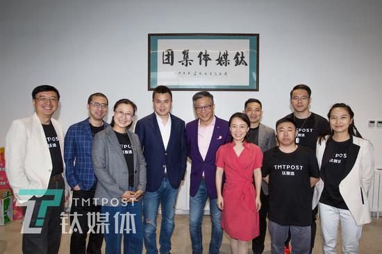 (图注:钛媒体高管团队和特别来宾凤凰网CEO刘爽合影;左四:刘爽,左五:杨锐,左六:赵何娟)