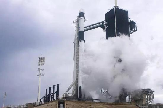 SpaceX的“乘员龙”飞船和猎鹰9号火箭在发射场