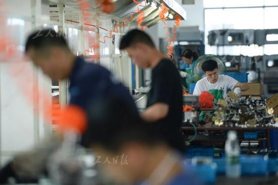 ▲6月8日,义乌欧意电器生产车间,工人们在生产厨房器具。